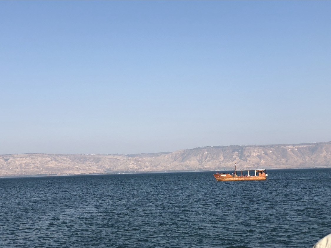Galilejské jezero při východu slunce — pohled z Ramotu (Golan)
